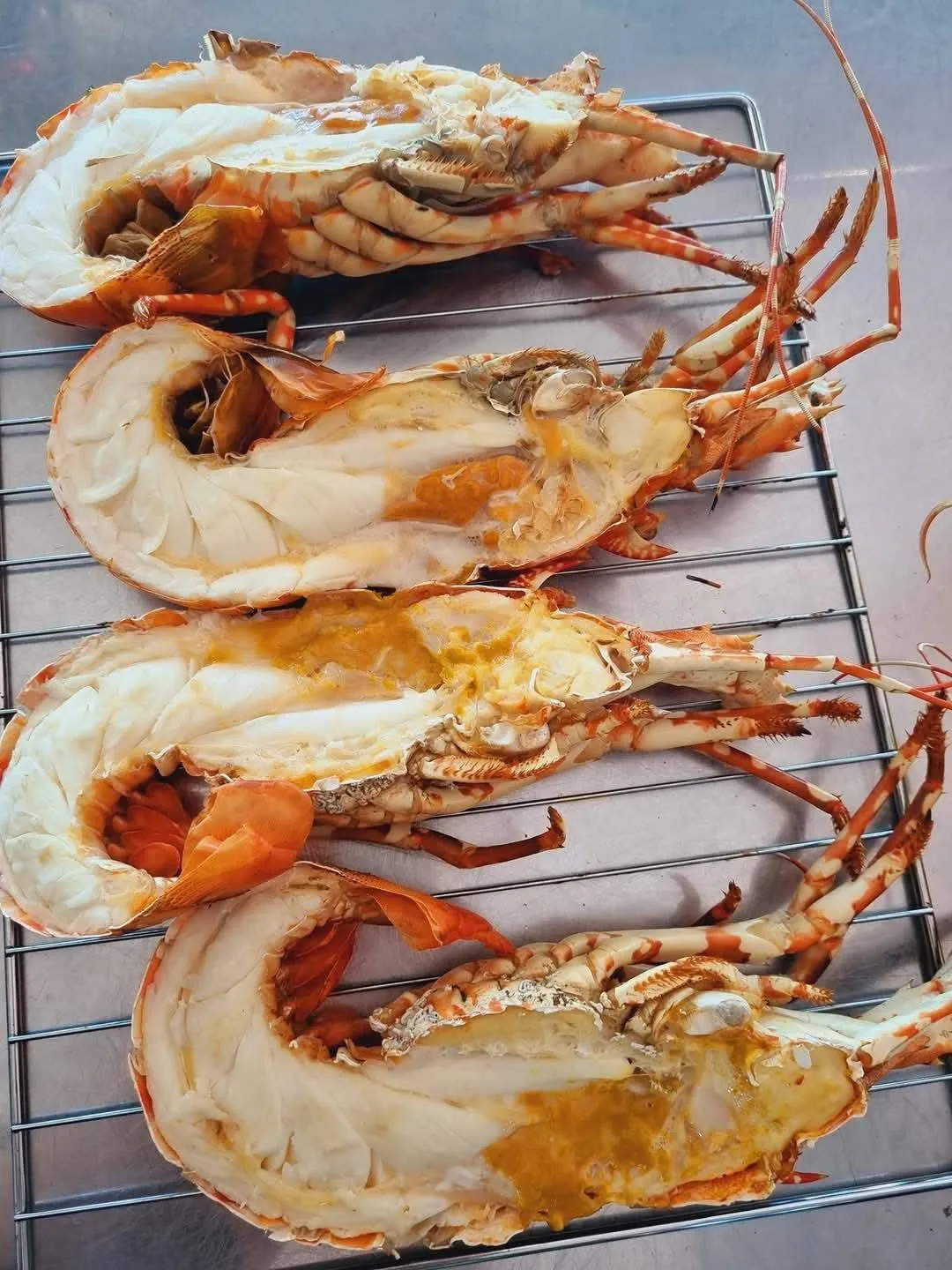 Tôm hùm nướng bơ tỏi – món hải sản nấu sẵn Thu Hoài, Nha Trang